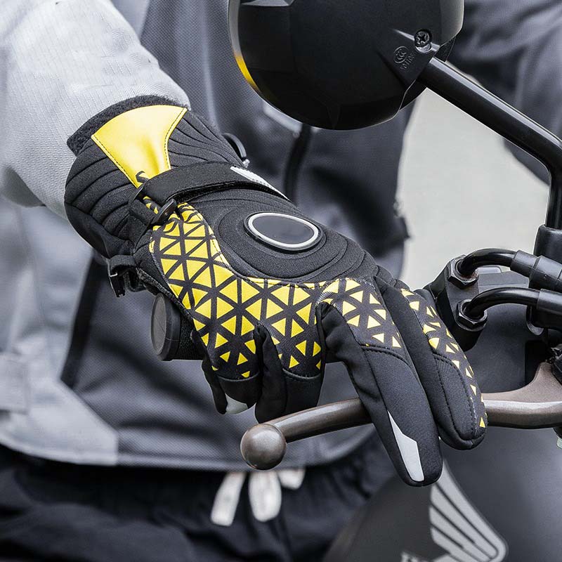 STAY WARM AND DRY WITH OUR WEATHERPROOF AND WATERPROOF GLOVES - Blog - 1